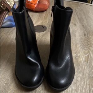 Me Too Hudson Black Ankle Block Heel Bootie Zip Closure Round Toe Solid Pattern